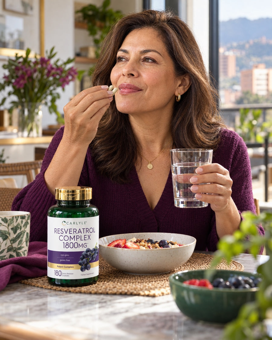 Mujer adulta integrando Carlyle Resveratrol a su desayuno