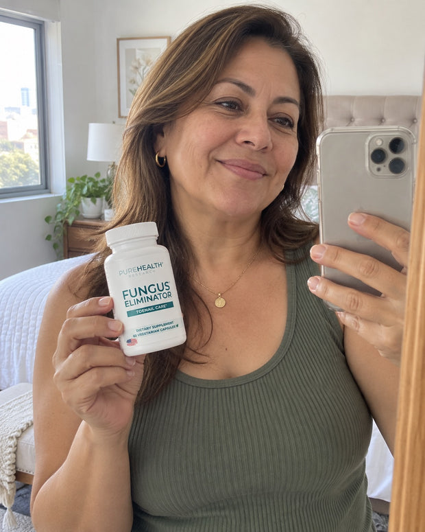 Mujer mostrando Fungus Eliminator en casa